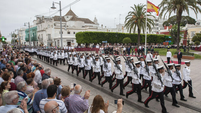 Desfile de la Infantería de Marina por la calle Real tras el izado de la bandera.