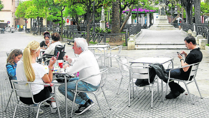 Varias personas disfrutan de una de las terrazas instaladas en la Plaza de Candelaria.