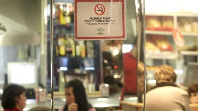 Cartel que prohíbe fumar en un negocio de hostelería de la ciudad.