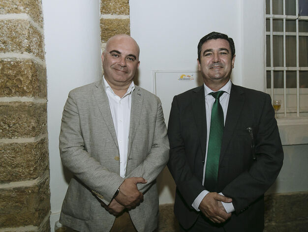El concejal gaditano de Hacienda, David Navarro, y el delegado de la Zona Franca, Alfonso Pozuelo.