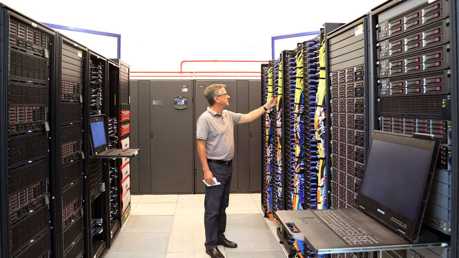 El catedrático Emilio López Zapata junto a la parte del equipo de supercomputación que se ha ampliado con nuevos procesadores.
