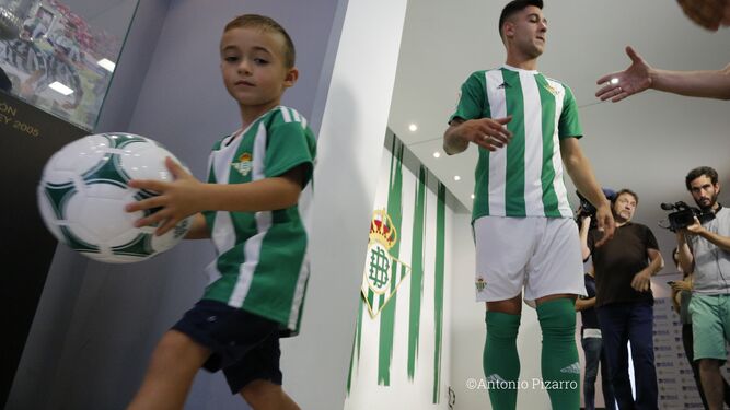 Sergio León y su hijo, en la presentación del nuevo delantero verdiblanco.