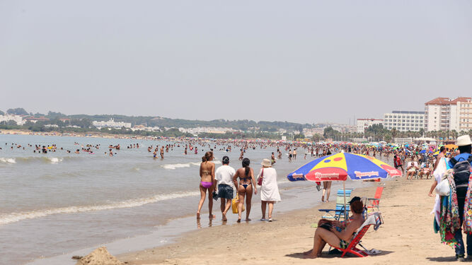 Una imagen de la playa de Valdelagrana, que cuenta con zona acotada para la práctica de kitesurf.