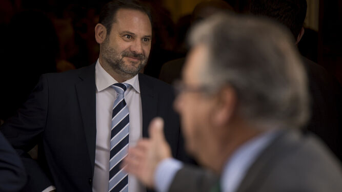 El portavoz del PSOE, José Luis Ábalos, durante el receso del debate de ayer, con Juan Ignacio Zoido en primer plano.