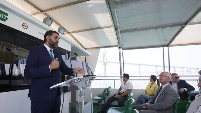 El consejero de Turismo y Deporte, Francisco Javier Fernández, presentó el informe sobre el turismo de cruceros 2016 a bordo de un catamarán.