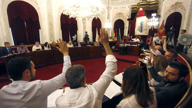 Una de las recientes votaciones en un Pleno del Ayuntamiento de Cádiz.