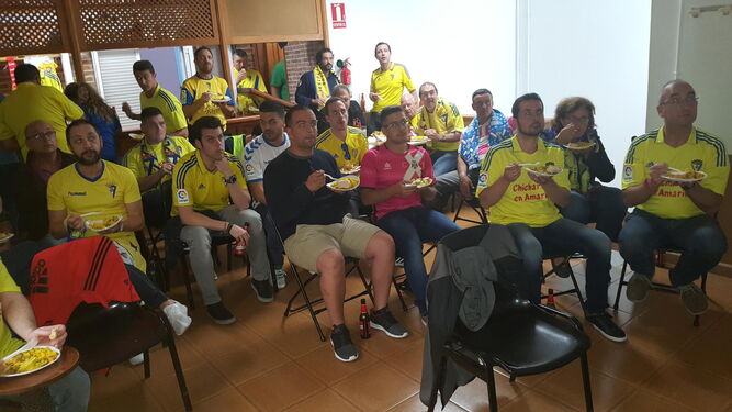 Socios de la peña Chicharros en Amarillo, el jueves siguiendo el partido de ida con aficionados del Tenerife.