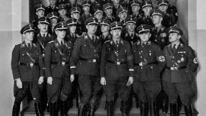 Heinrich Himmler, rodeado de oficiales de las SS.