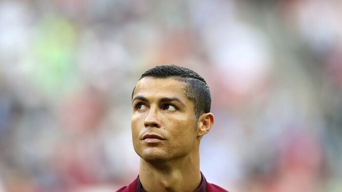 Cristiano Ronaldo escucha el himno luso antes del inicio del partido.