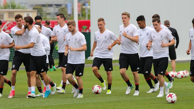 Parte de la selección de Alemania realiza carrera continua durante un entrenamiento.