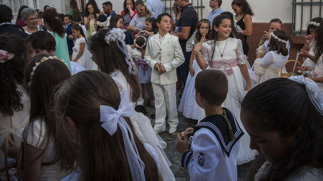 Niños de Primera Comunión, en una tradicional estampa del Corpus.