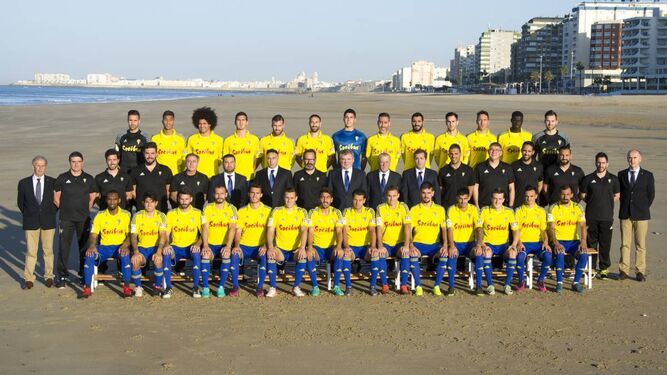 Foto de familia sobre la arena de la playa de la plantilla y los dirigentes del Cádiz al comienzo de la temporada 2016-17.