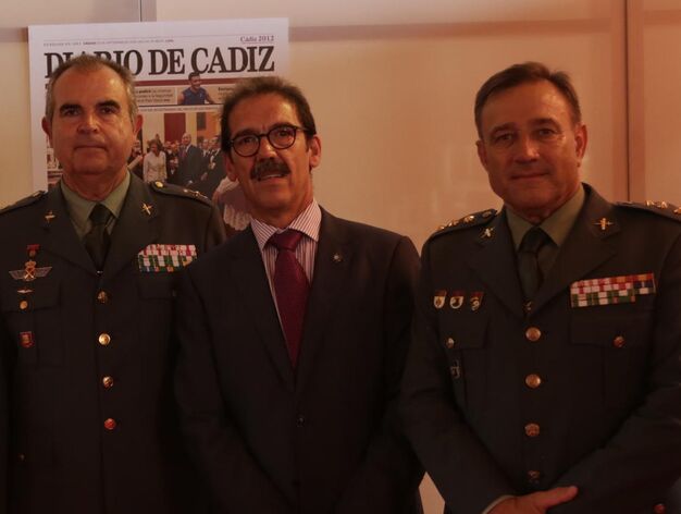 Manuel Contreras, general jefe de la IV Zona de la Guardia Civil, Juan Torres y Alfonso Rodr&iacute;guez Castillo, coronel jefe de la Comandancia de la Guardia Civil de C&aacute;diz.