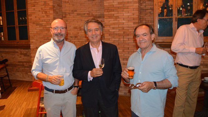 Humberto Ybarra con los hermanos Javier e Ignacio  Manrique.