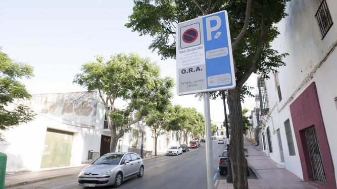 Señalización que advierte de que la calle Hormaza ya cuenta con el sistema de control del estacionamiento.