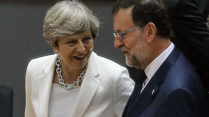 Mariano Rajoy bromea ayer en Bruselas con la británica Theresa May.