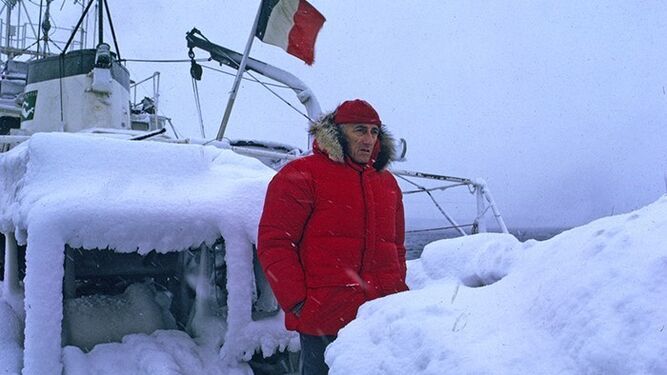 Cousteau, a bordo del 'Calypso', para un documental en el Antártico.