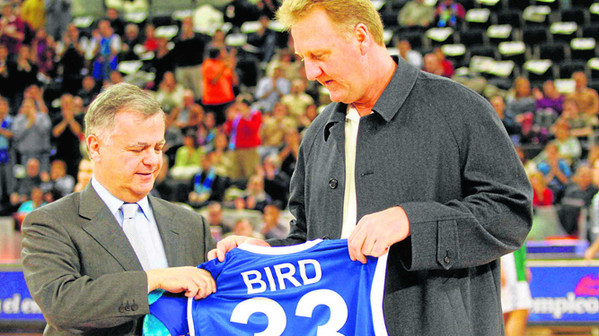 Fernando Bermúdez entregando una camiseta del  Estudiantes a Larry Bird cuando era presidente de este club de baloncesto.