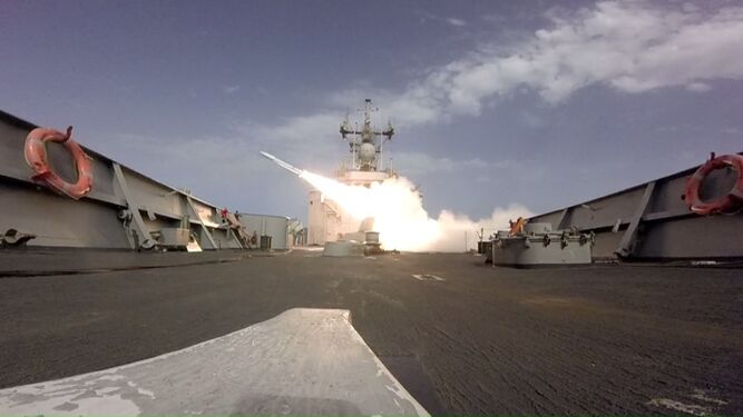 Ejercicio de lanzamiento de misiles desde buques de la Armada en el Golfo de Cádiz
