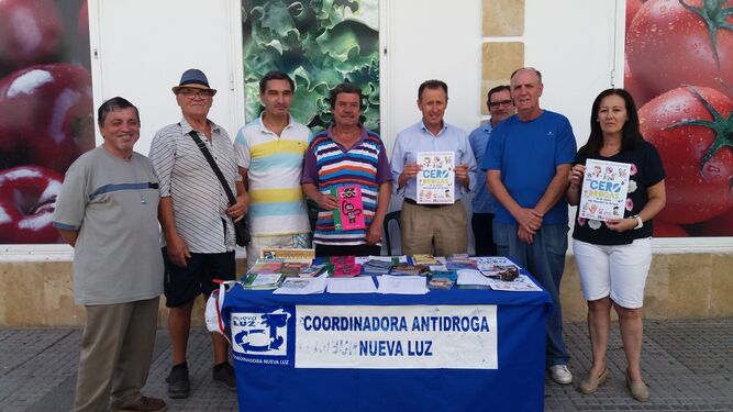 El alcalde con representantes del colectivo antidroga.