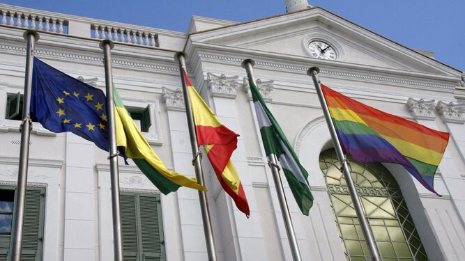 La bandera del Arcoíris ondea junto al Ayuntamiento