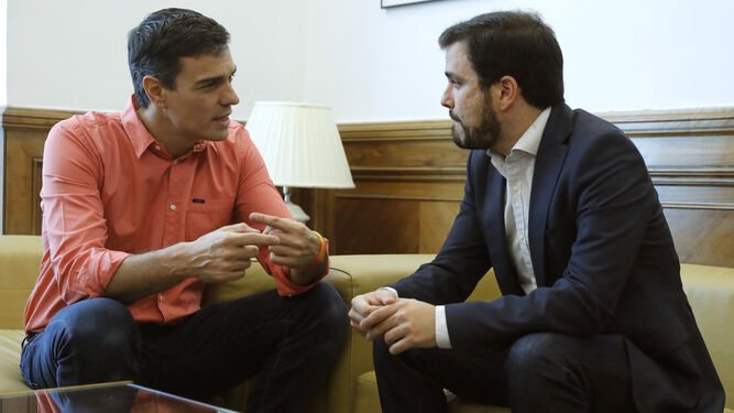 Pedro Sánchez y alberto Garzón, en un momento de su reunión.