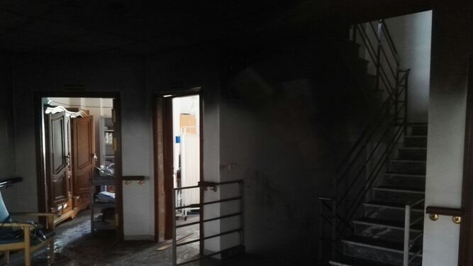 Aspecto de una de las estancias de la residencia, con las paredes negras por el humo del fuego.