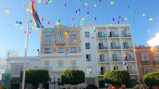 Momento de la suelta de globos, tras el izado de la bandera arcoíris, ayer en la plaza de la Iglesia.