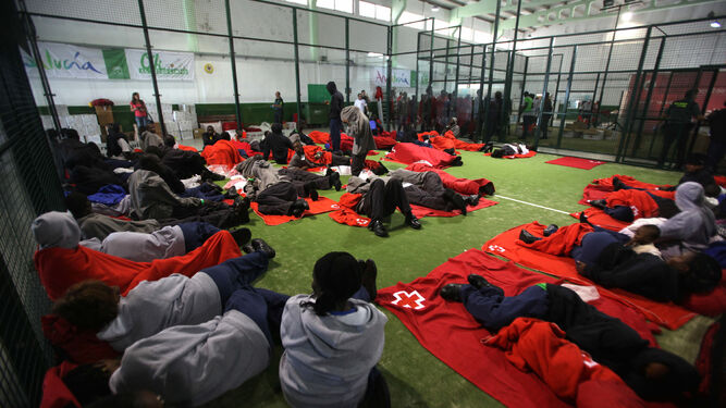 Acogida a un grupo de inmigrantes en el pabellón deportivo de Tarifa tras una llegada masiva de pateras.