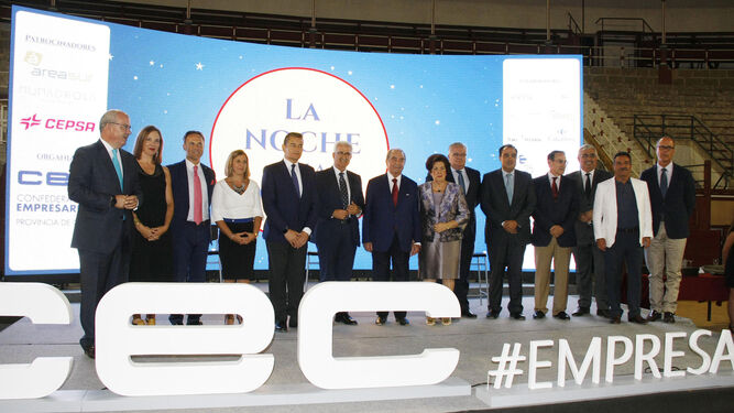 Foto de familia de los empresarios premiados en la gala de la Confederación de Empresarios de Cádiz, junto a algunas de las autoridades asistentes y los patrocinadores del evento.