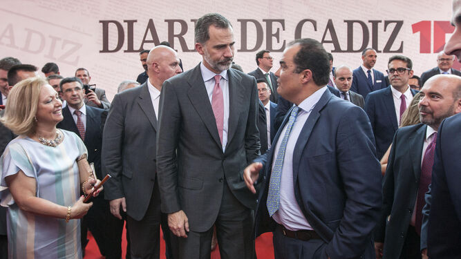Felipe VI conversa con David Fernández, durante la celebración del 150 aniversario de Diario de Cádiz.