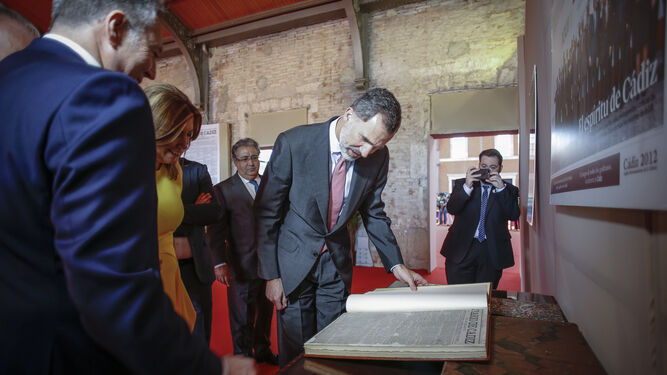 El Jefe del Estado contempla con curiosidad  el tomo de los primeros ejemplares de Diario de Cádiz.