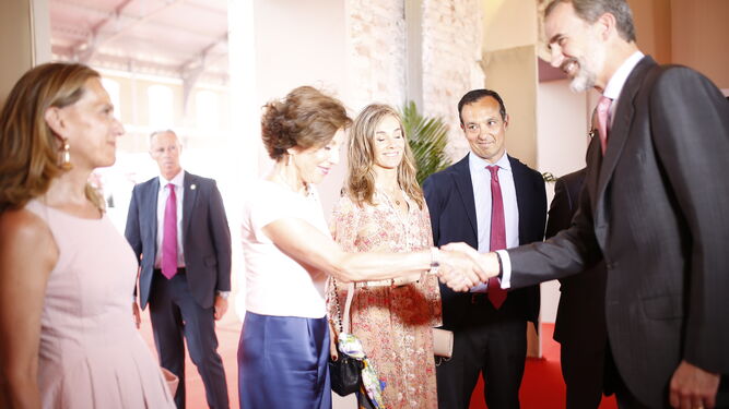 Joaquina Martínez de Salazar estrecha la mano a Don Felipe, en presencia de Teresa Joly y Federico Joly.