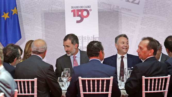 El monarca con José Joly, presidiendo la mesa principal del almuerzo del 150 aniversario.