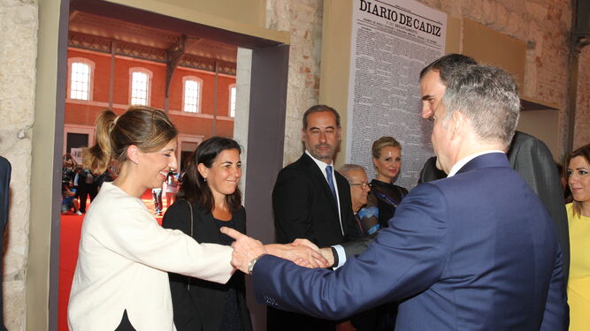 El Jefe del Estado saluda a la directora comercial de La Caixa en Cádiz, Huelva y Ceuta, Yolanda Vera, en presencia de la directora territorial Sur de Telefónica,María Jesús Almazor, José Joly y José Antonio Hidalgo.