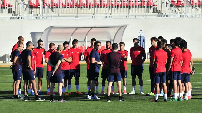 Berizzo, en el centro, junto a la plantilla en su primer entrenamiento en Sevilla