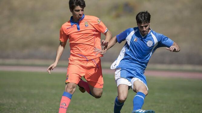 Lolo Armario (d) protege el balón en un partido con el Marino, su último equipo.
