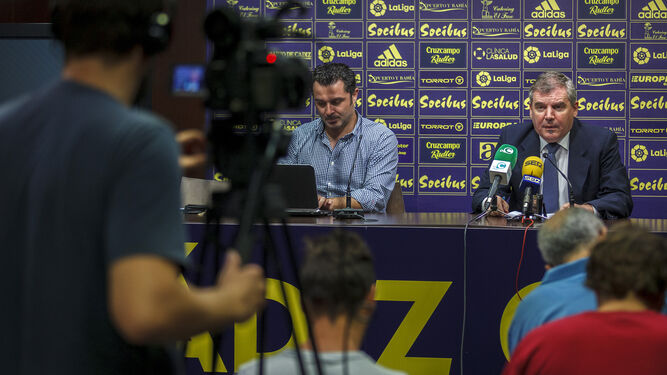 Manuel Vizcaíno (d) responde durante la concurrida rueda de prensa, sentado junto a Carlos García.
