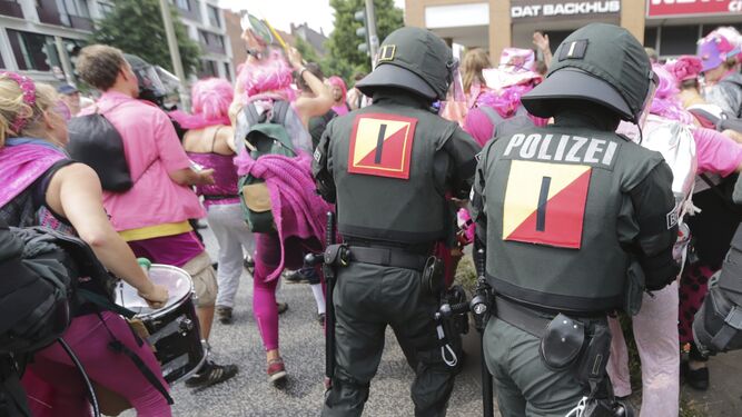 La Policía de Hamburgo desaloja a varios manifestanes.
