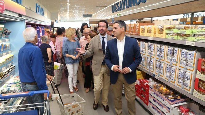 El alcalde, visitando ayer el nuevo supermercado acompañado del responsable de Expansión de la cadena Aldi.