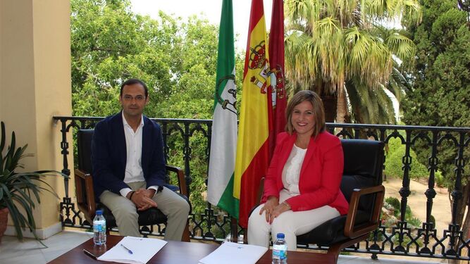 El alcalde y la presidenta de la Diputación, reunidos en el Palacio Municipal.