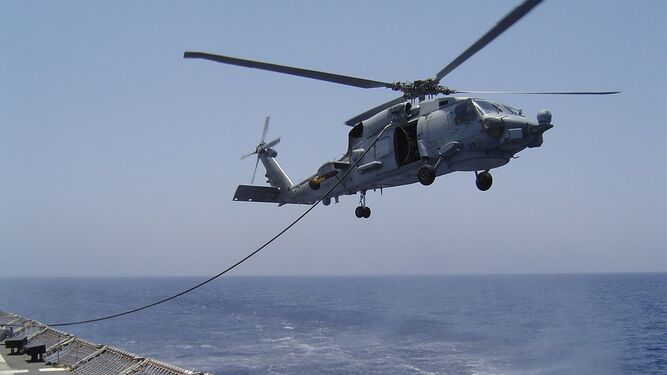 Uno de los SH-60F Seahawk actualmente operativos en la Armada española se reabastece de combustible desde un buque mientras permanece en vuelo.