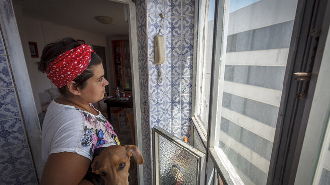 Vanesa Payán mira desde su ventana los nuevos pisos en la antigua Comandancia de la Guardia Civil.