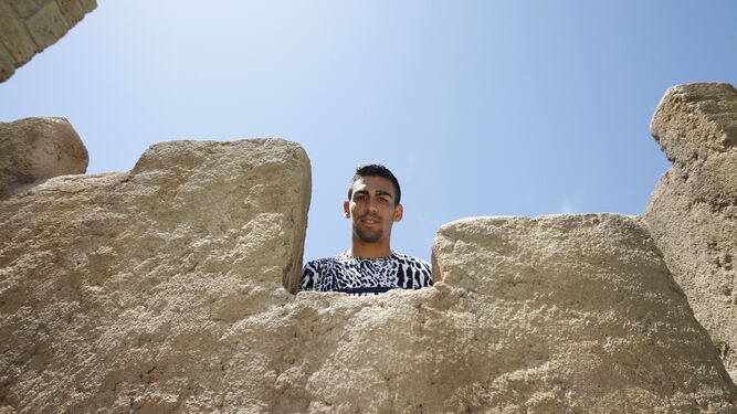 Dani Romera posa en una muralla del Parque de las Familias, en Almería.