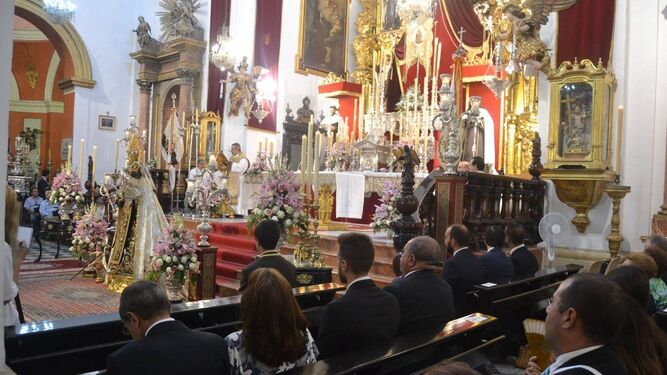 Un momento de la función religiosa en el Iglesia del Carmen.