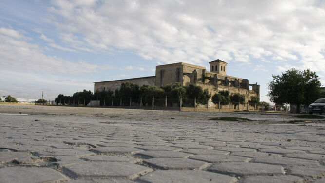El Monasterio de la Victoria, antiguo Penal de El Puerto. En primer plano, parte de la solería de los antiguos pabellones carcelarios demolidos a principios de los años 90.
