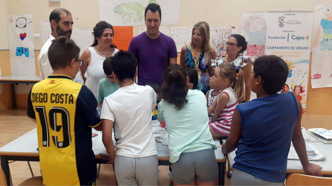 Antonio Romero y Encarna Marín comparte un rato de convivencia con los niños y monitores del campamento.