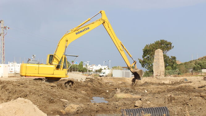 La excavadora durante los trabajos para arreglar la avería ayer en Zahara de los Atunes.