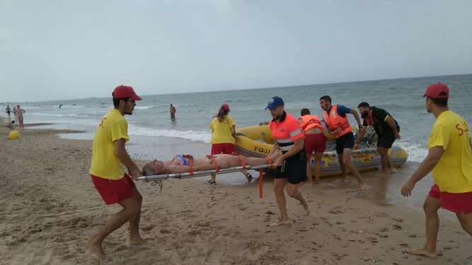 Camposoto se somete a examen para continuar siendo una 'playa Q' Rescate   en cuatro minutos