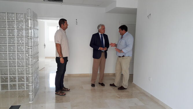 El subdelegado Agustín Muñoz y el alcalde Pedro Romero, visitando las nuevas instalaciones.